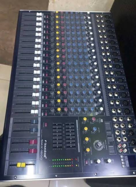 Soundcraft SMX-1600 Professional 16-Channel Audio Mixer with Effects